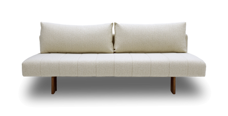 Beige tvåsits soffa med två stora ryggkuddar och träben, frilagd mot vit bakgrund.
