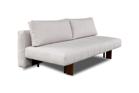 Ljusgrå modern soffa med två ryggkuddar och träben, frilagd produktbild i sned frontvy.