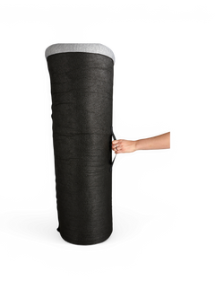 Stor svart cylindrisk odlingspåse med handtag, hålls i sidan av en hand på vit bakgrund.