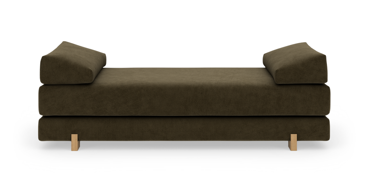 Låg modulsoffa/dagbädd i mörk olivgrönt tyg med ljusa träben, frontvy på vit bakgrund.