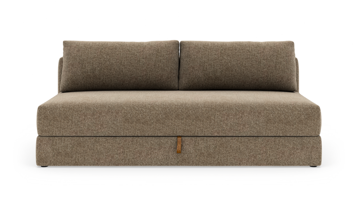 Beige tvåsits-soffa med tjocka dynor och två ryggkuddar, frilagd mot vit bakgrund.