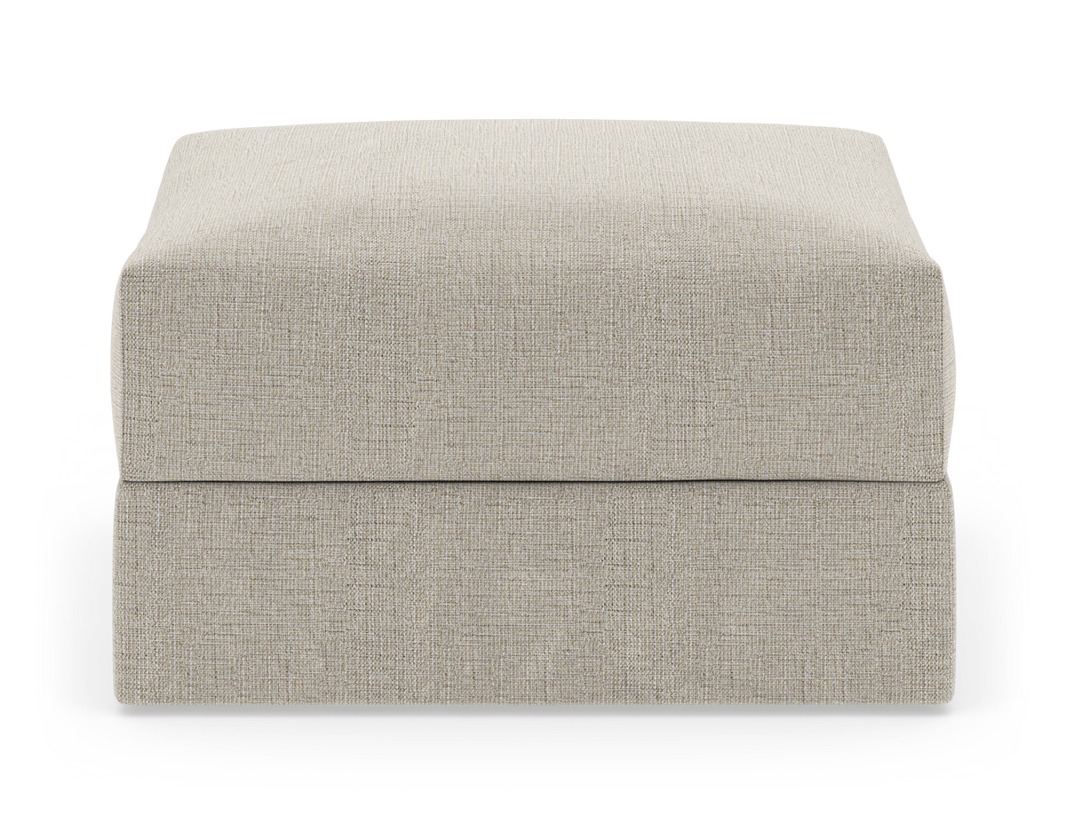 Beige fyrkantig fotpall/ottoman i tyg med enkel, stoppad design mot vit bakgrund.