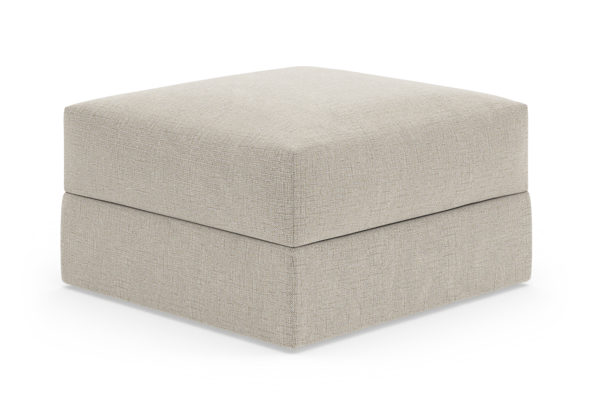 Beige kvadratisk fotpall i tyg på vit bakgrund.