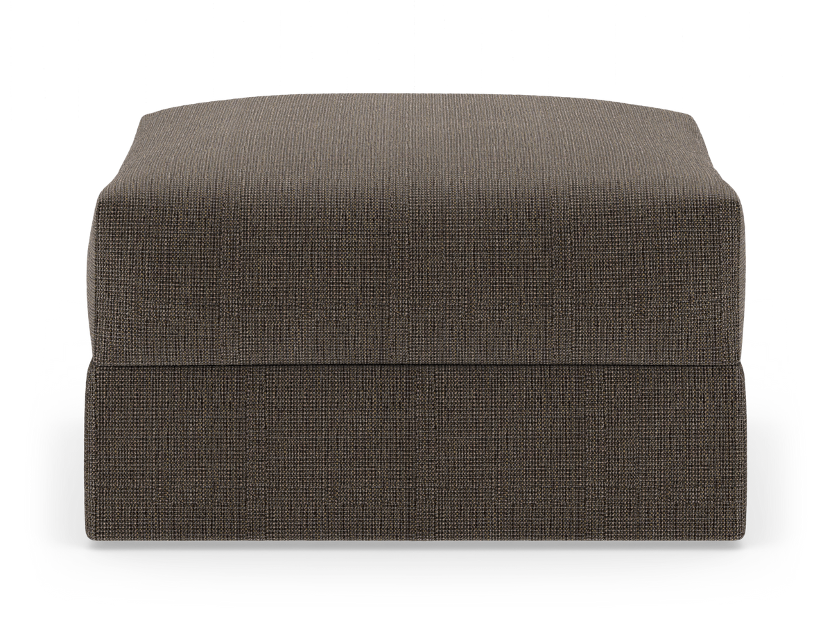 Brun tygpuff/ottoman med enkel, fyrkantig design, frilagd mot vit bakgrund.