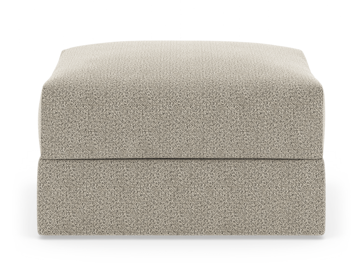 Beige kvadratisk sittpuff/ottoman i textil, frilagd mot vit bakgrund.
