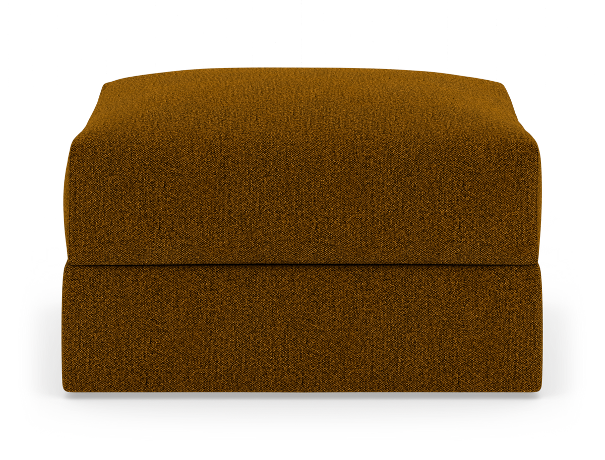 Kvadratisk sittpuff/ottoman i senapsgul textil, frilagd mot vit bakgrund, frontvy.