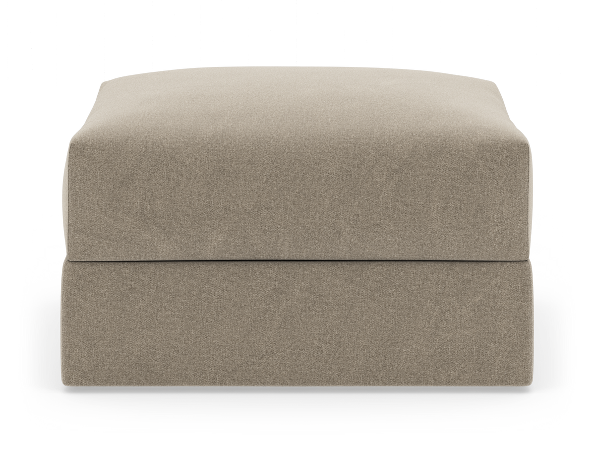 Beige rektangulär sittpuff i tyg, frilagd mot vit bakgrund.
