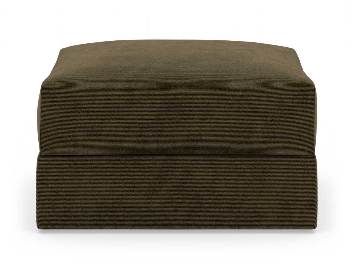 Fyrkantig sittpuff/ottoman i olivgrön manchester, frilagd mot vit bakgrund.