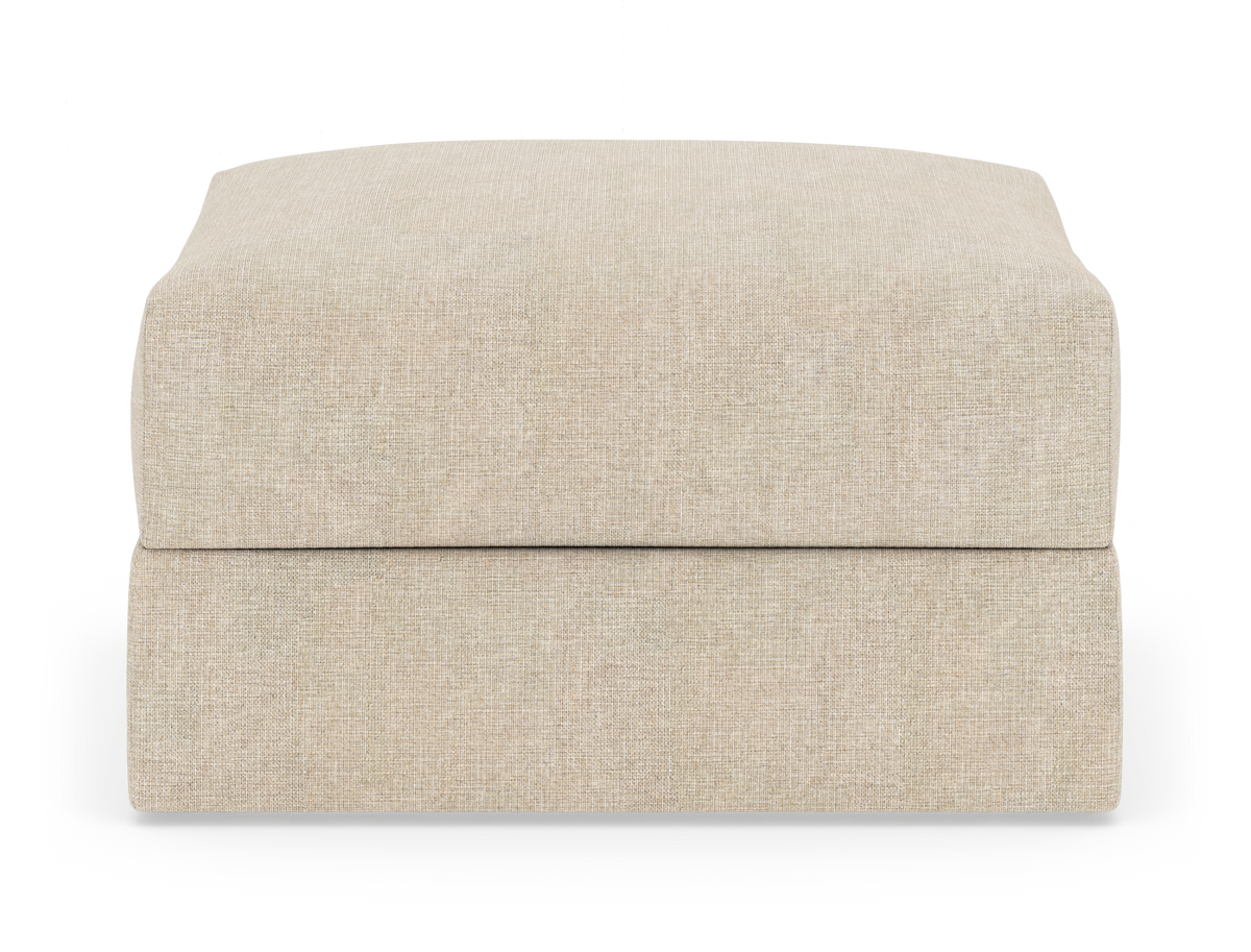 Beigefärgad kvadratisk ottoman/fotpall med mjuk sits, fotograferad rakt framifrån mot vit bakgrund.