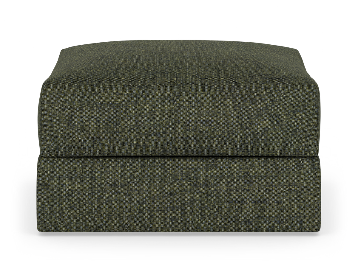 Mörkgrön tygklädd puff/fotpall i modern, kubisk design fotograferad rakt framifrån på vit bakgrund.