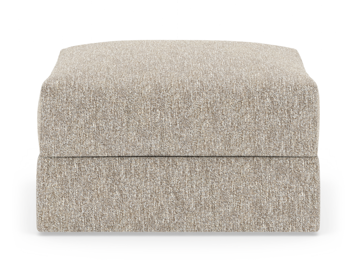 Beige fyrkantig fotpall i strukturerat tyg, fotograferad framifrån mot vit bakgrund.