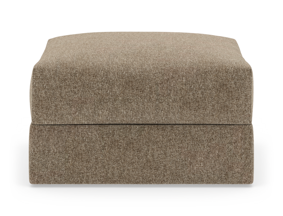 Rektangulär, stoppad sittpuff/ottoman i beige melerat tyg, frilagd på vit bakgrund – frontvy.