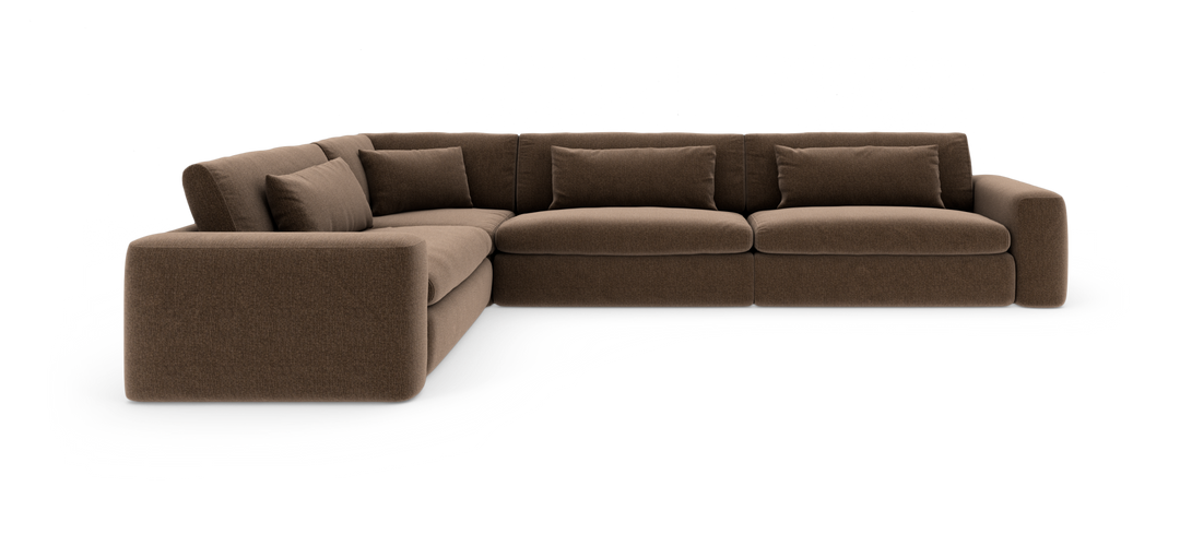 Brun modulär hörnsoffa med mjuka kuddar i modern design, frilagd på vit bakgrund.