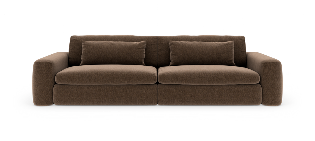 Brun, modern 3-sits soffa med mjuka, breda armstöd och två långsmala ryggkuddar, frilagd mot vit bakgrund.