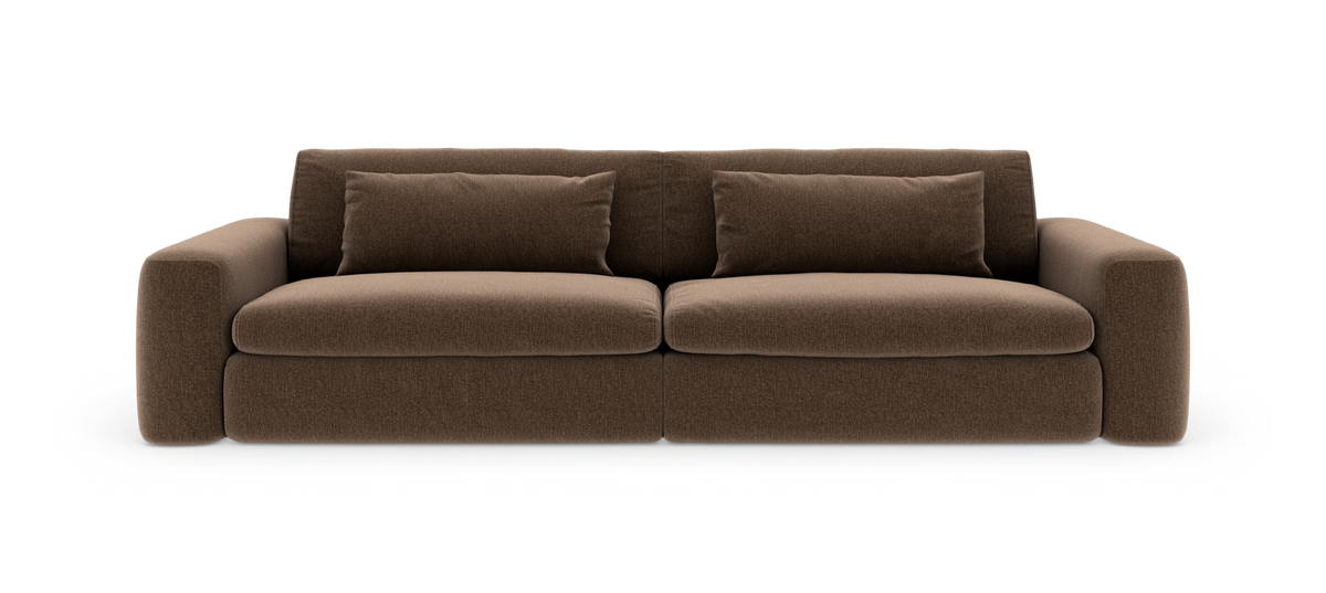 Brun, modern 3-sits soffa med mjuka, breda armstöd och två långsmala ryggkuddar, frilagd mot vit bakgrund.