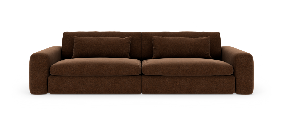 Brun 3-sits soffa med breda armstöd och mjuka sitt- och ryggkuddar, frontvy.