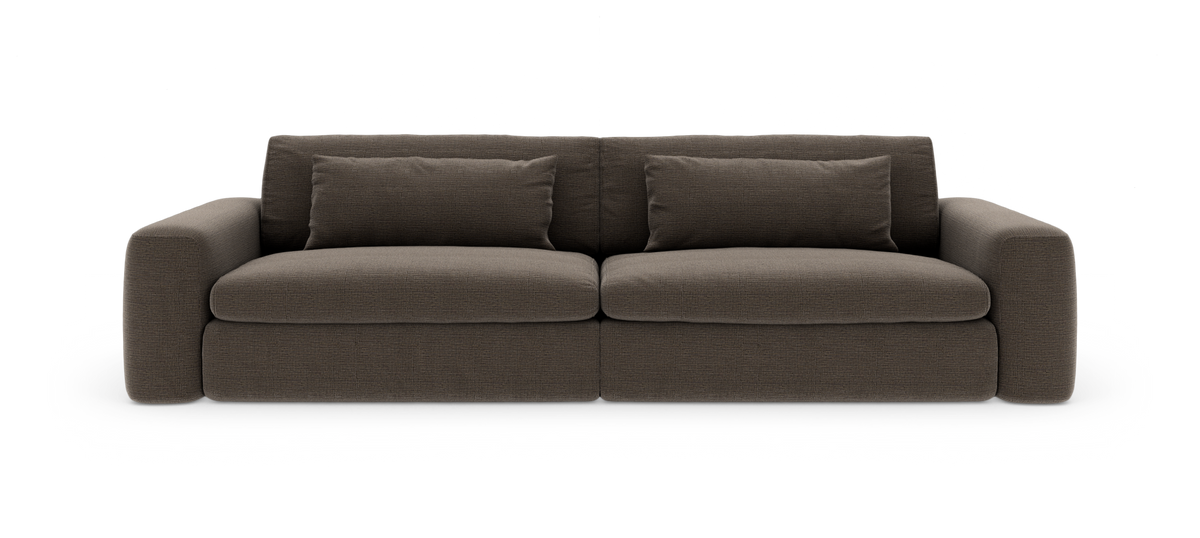 Brun 3-sits soffa med breda armstöd och två avlånga ryggkuddar, frilagd på vit bakgrund.