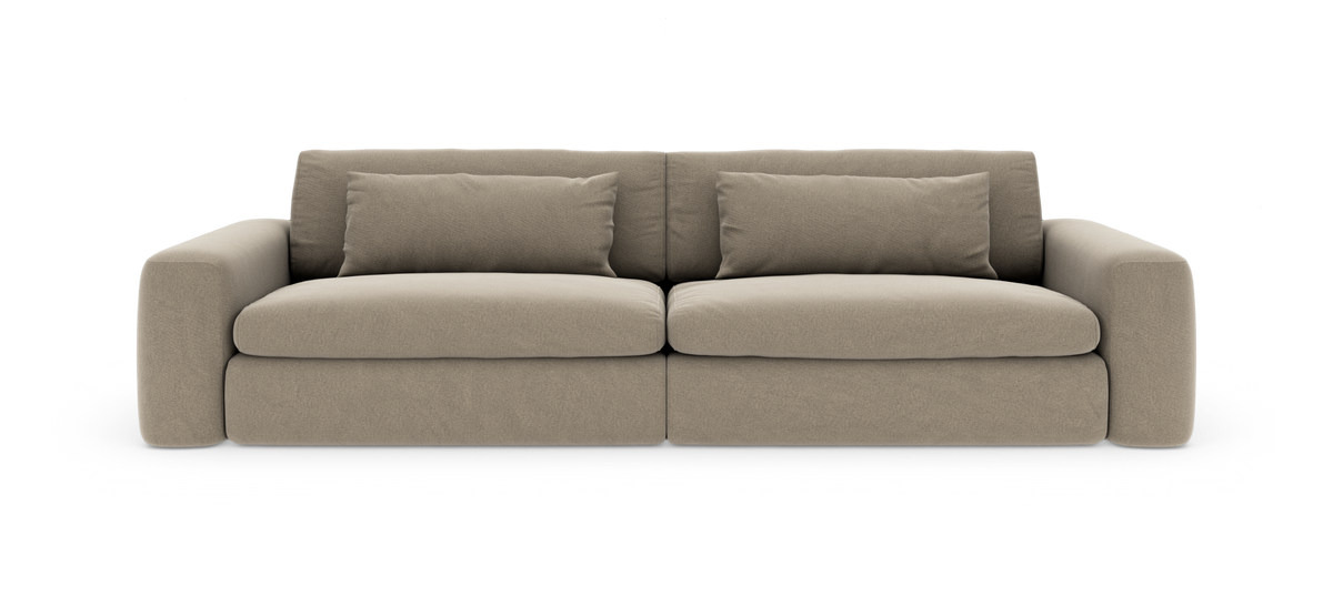 Beige 2‑sits soffa med mjuka kuddar och rundade armstöd, frilagd mot vit bakgrund.