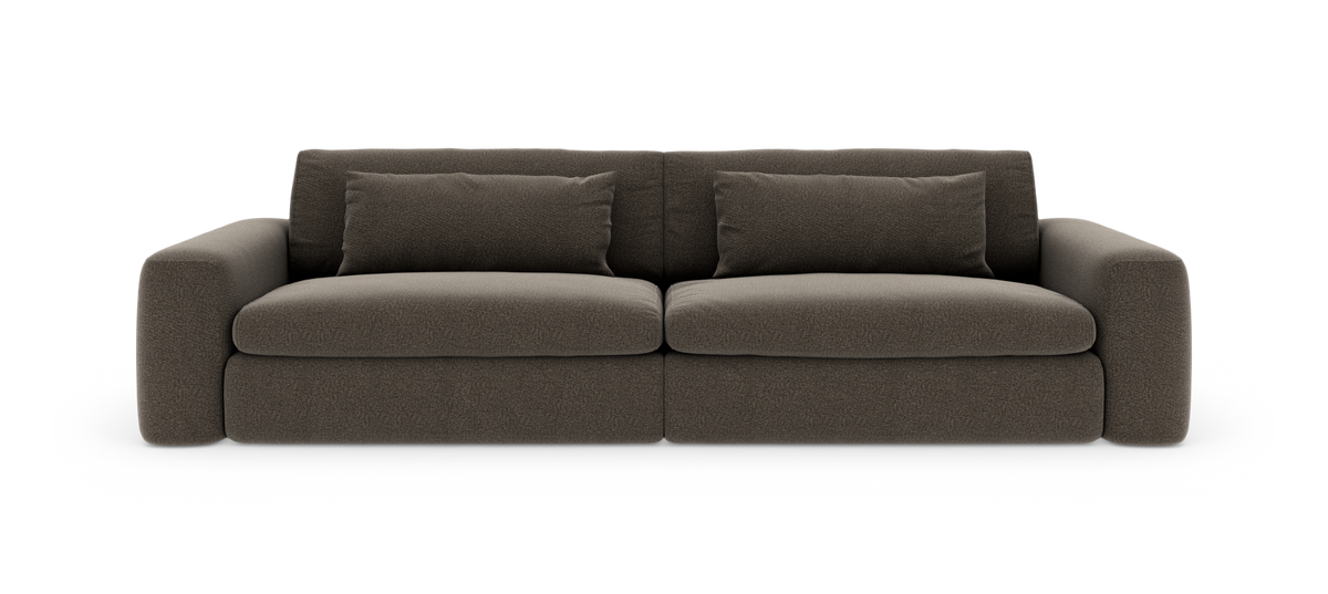 Mörkbrun, modern 2-sits soffa med tjocka armstöd och lösa ryggkuddar, frilagd på vit bakgrund.