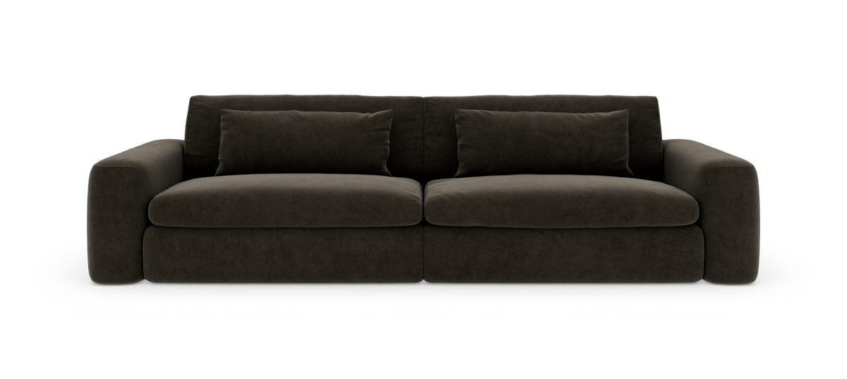 Mörkbrun, modern 3‑sits soffa med breda armstöd och två avlånga ryggkuddar, friställd mot vit bakgrund.