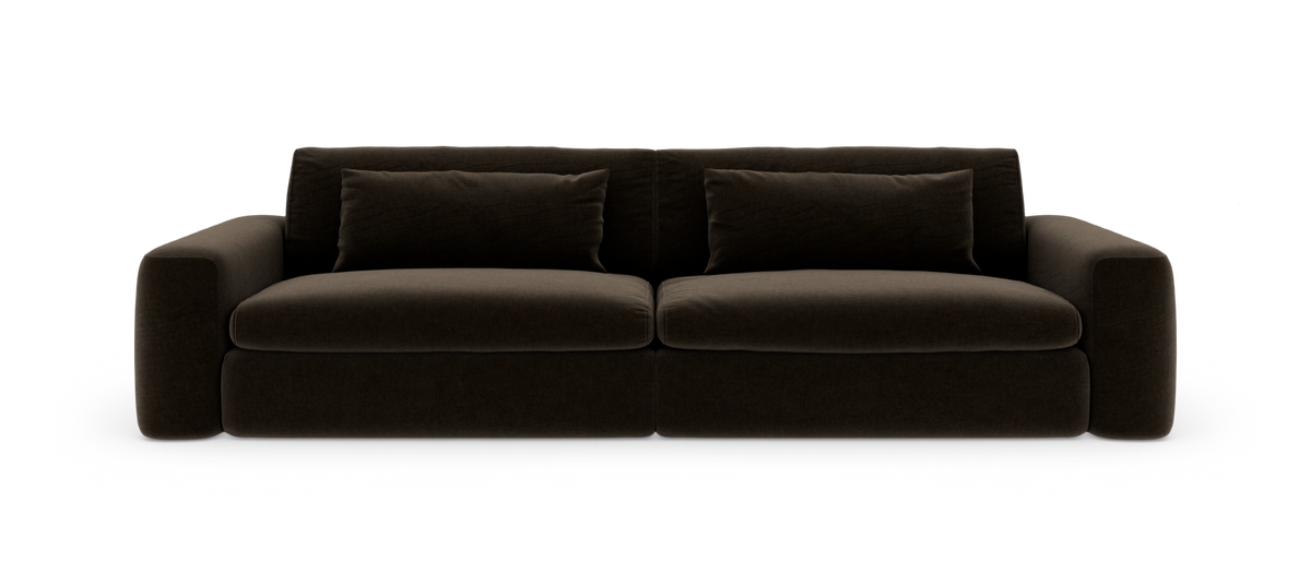 Mörkbrun, modern 3-sits soffa med två sittdynor och två avlånga ryggkuddar, frontvy på vit studiobakgrund.