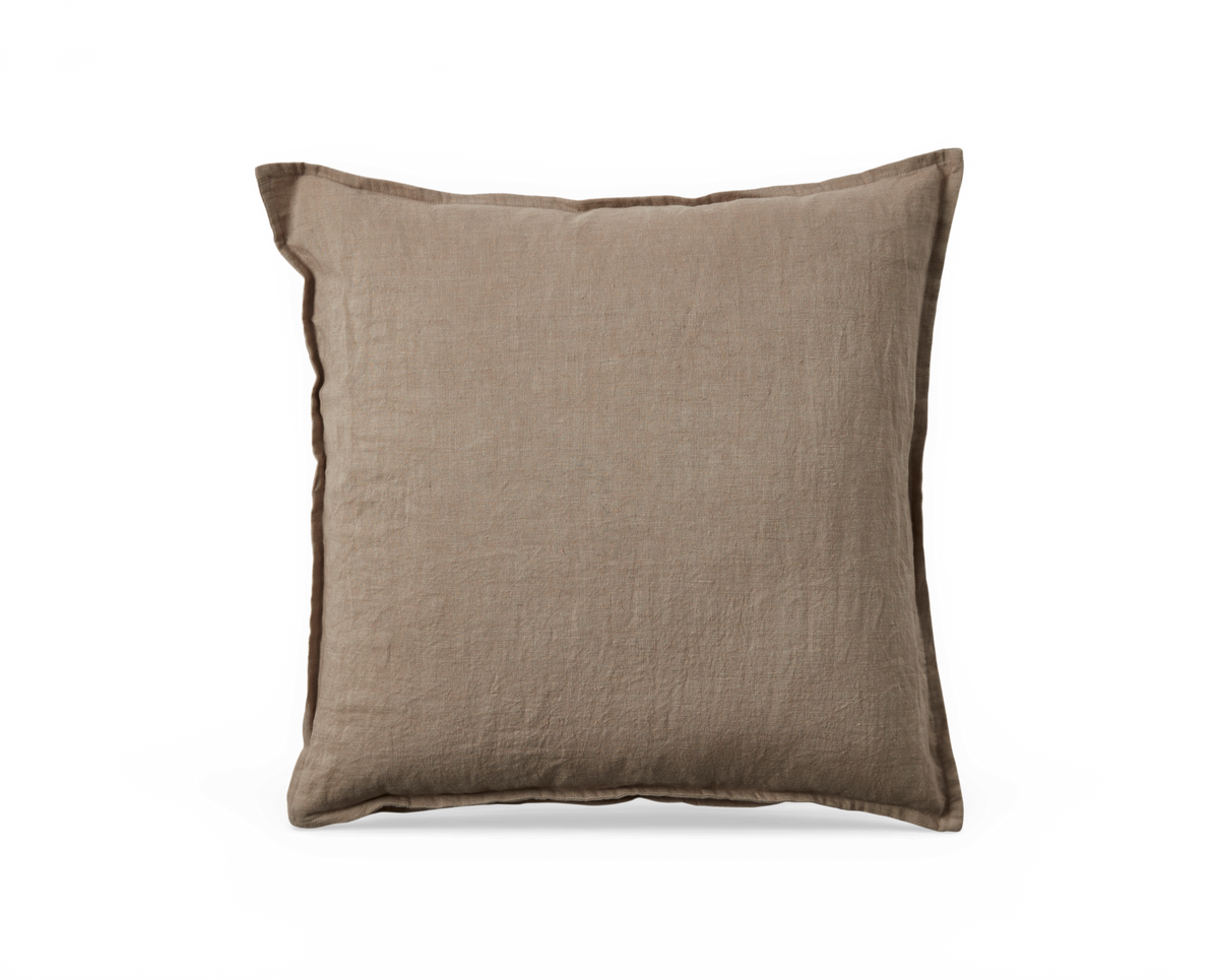 Beige linnekudde med enkel kant, frilagd mot vit bakgrund.