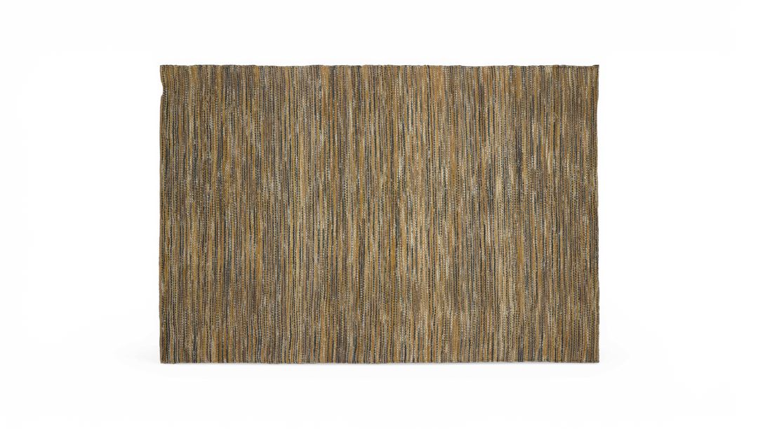 Rektangulär matta med smala vertikala ränder i beige, grått och blått mot svart bakgrund.