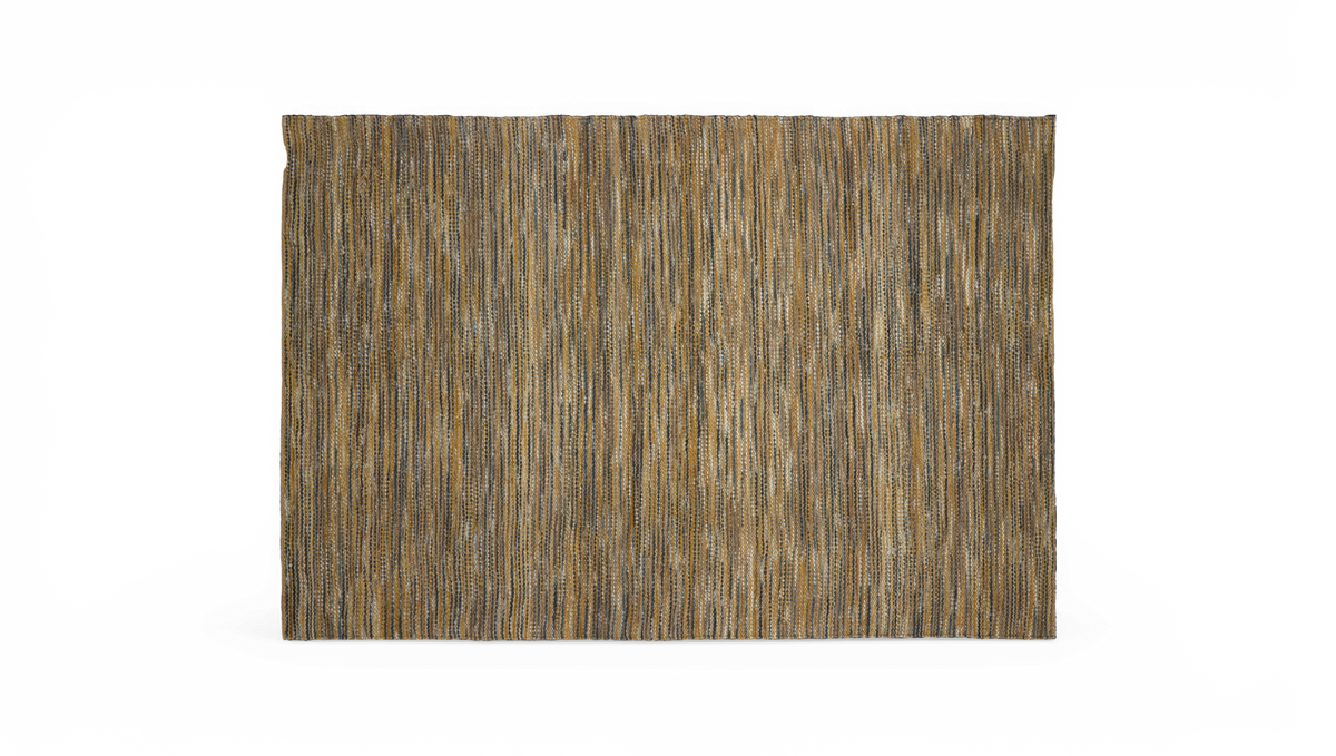 Rektangulär matta med smala vertikala ränder i beige, grått och blått mot svart bakgrund.