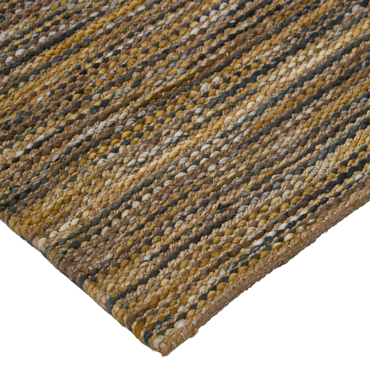 Närbild av vävd matta i jordnära toner med senapsgult, beige och grått, visad i hörnvy.