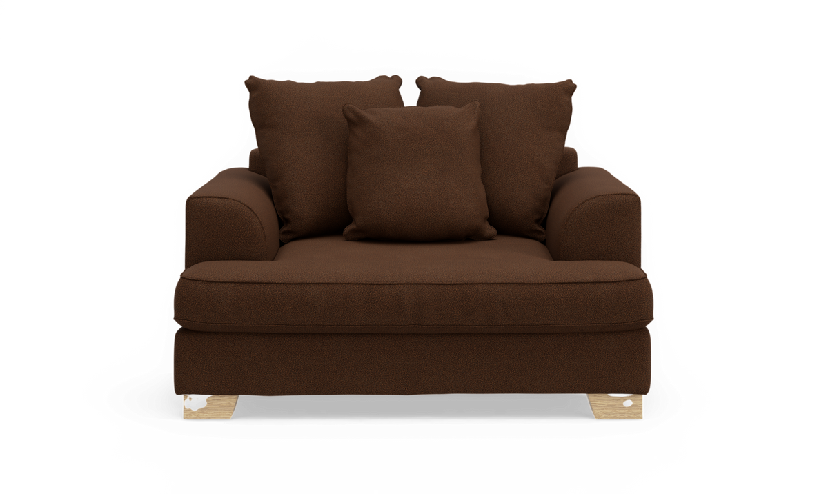 Frontvy av en brun stoppad fåtölj/loveseat med fyra kuddar och ljusa träben.