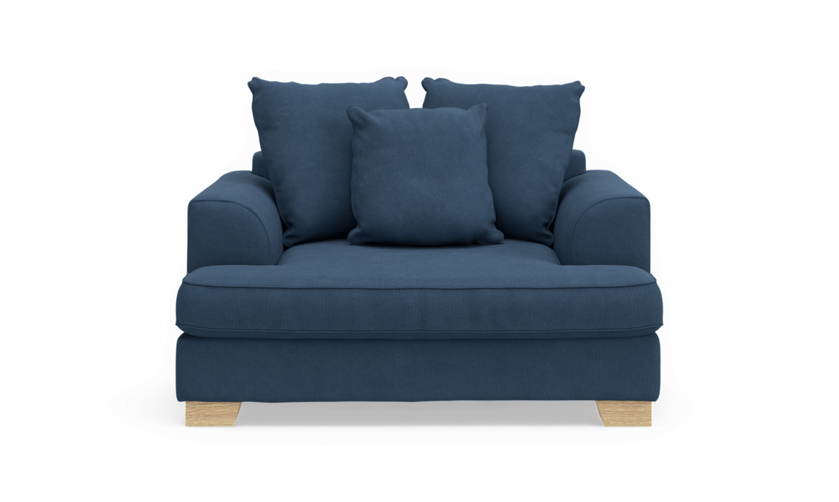 Blå fåtölj/2-sits love seat med tre kuddar och ljusa träben, frilagd framifrån.