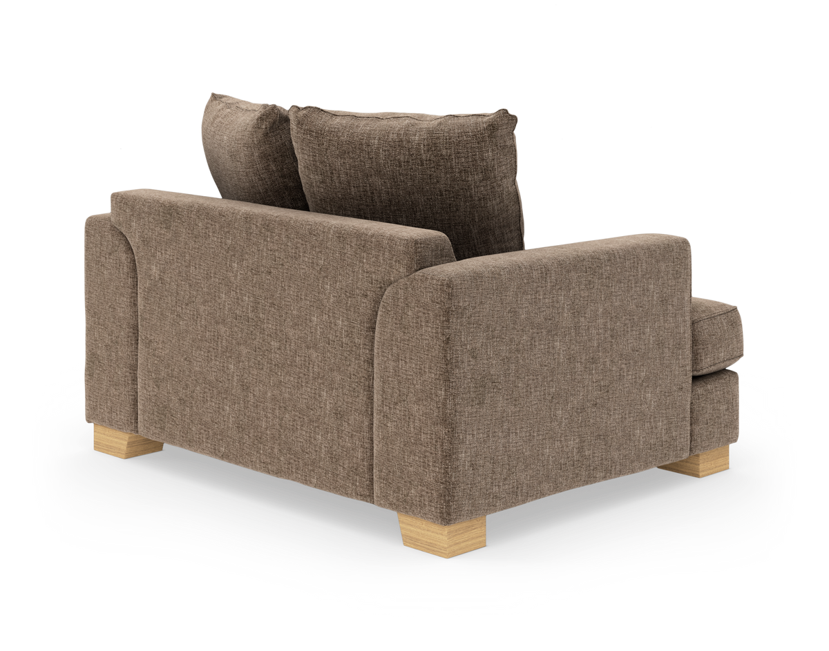 Brun tygsoffa med två sittplatser, sedd snett bakifrån, med klossformade träben och mjuka ryggkuddar på vit studiobakgrund.