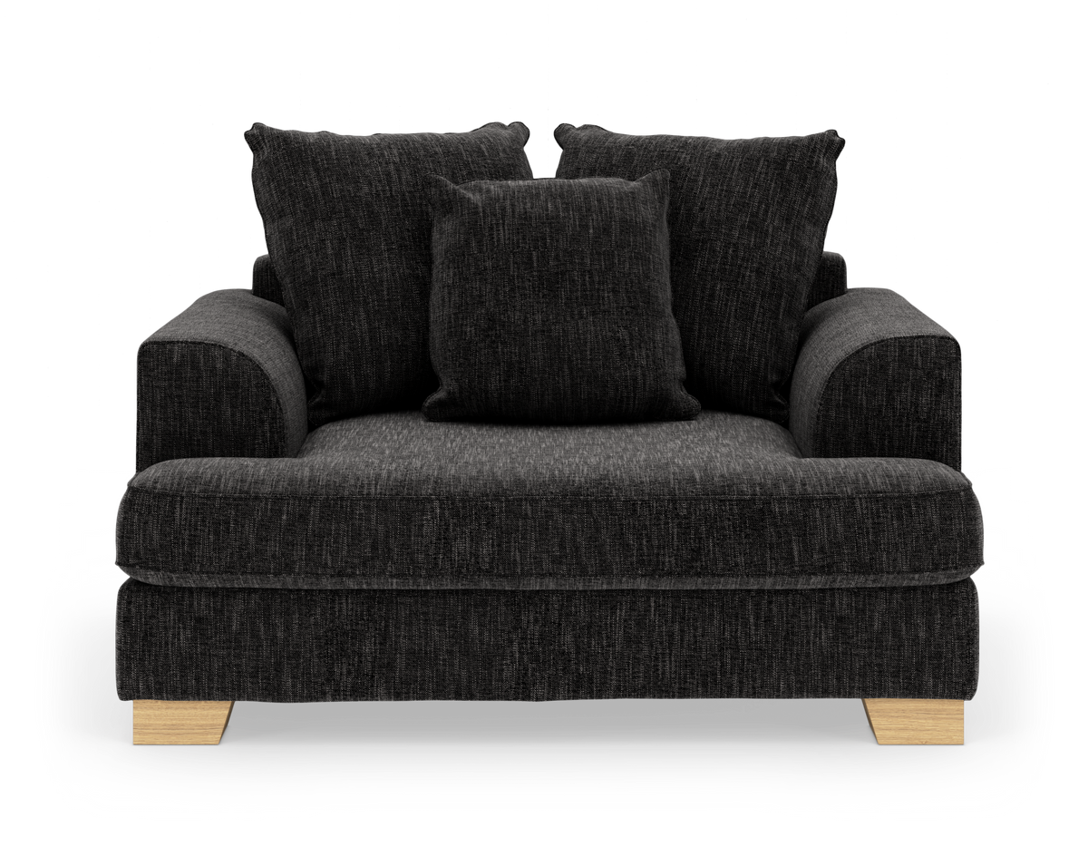 Mörkgrå 2-sits soffa med mjuka kuddar och ljusa träben, frilagd mot vit bakgrund.