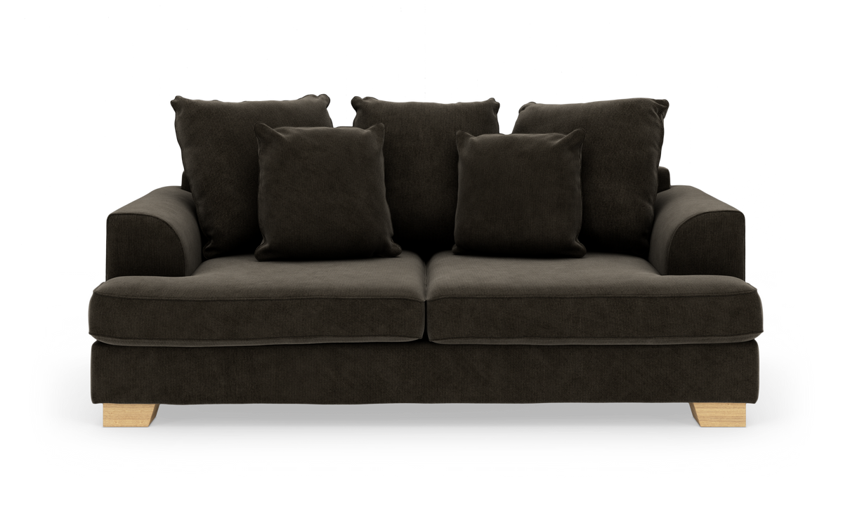 Mörk kolgrå 3-sits soffa med fem ryggkuddar, två sittdynor och ljusa träben, frilagd på vit bakgrund.