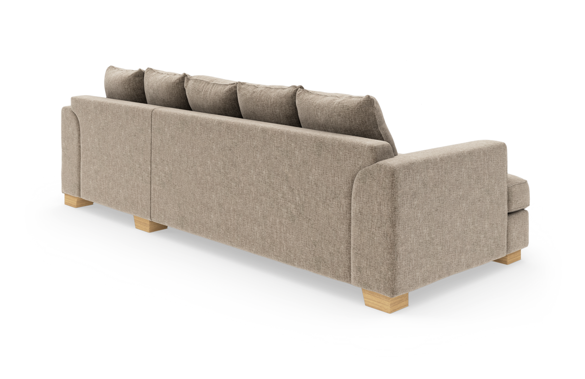 Beige tygsoffa med träben och ryggkuddar, sedd snett bakifrån.