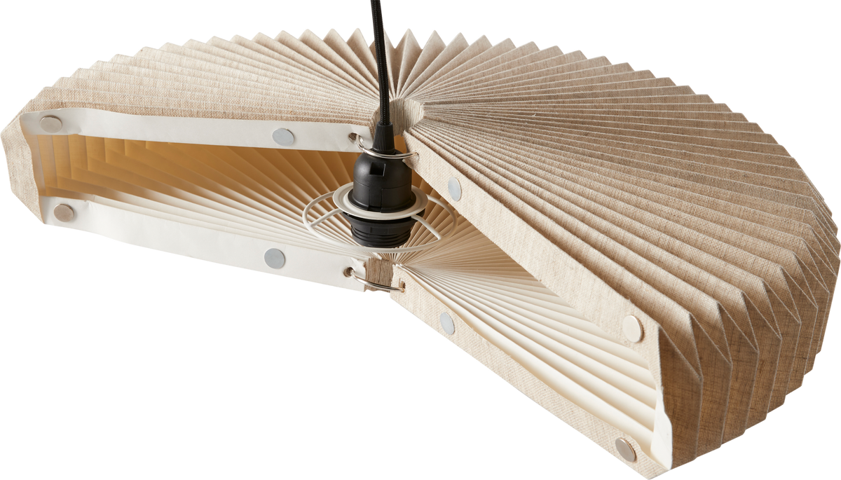 Plisserad beige lampskärm för pendel med synlig lampupphängning och sockel, frilagd på vit bakgrund.
