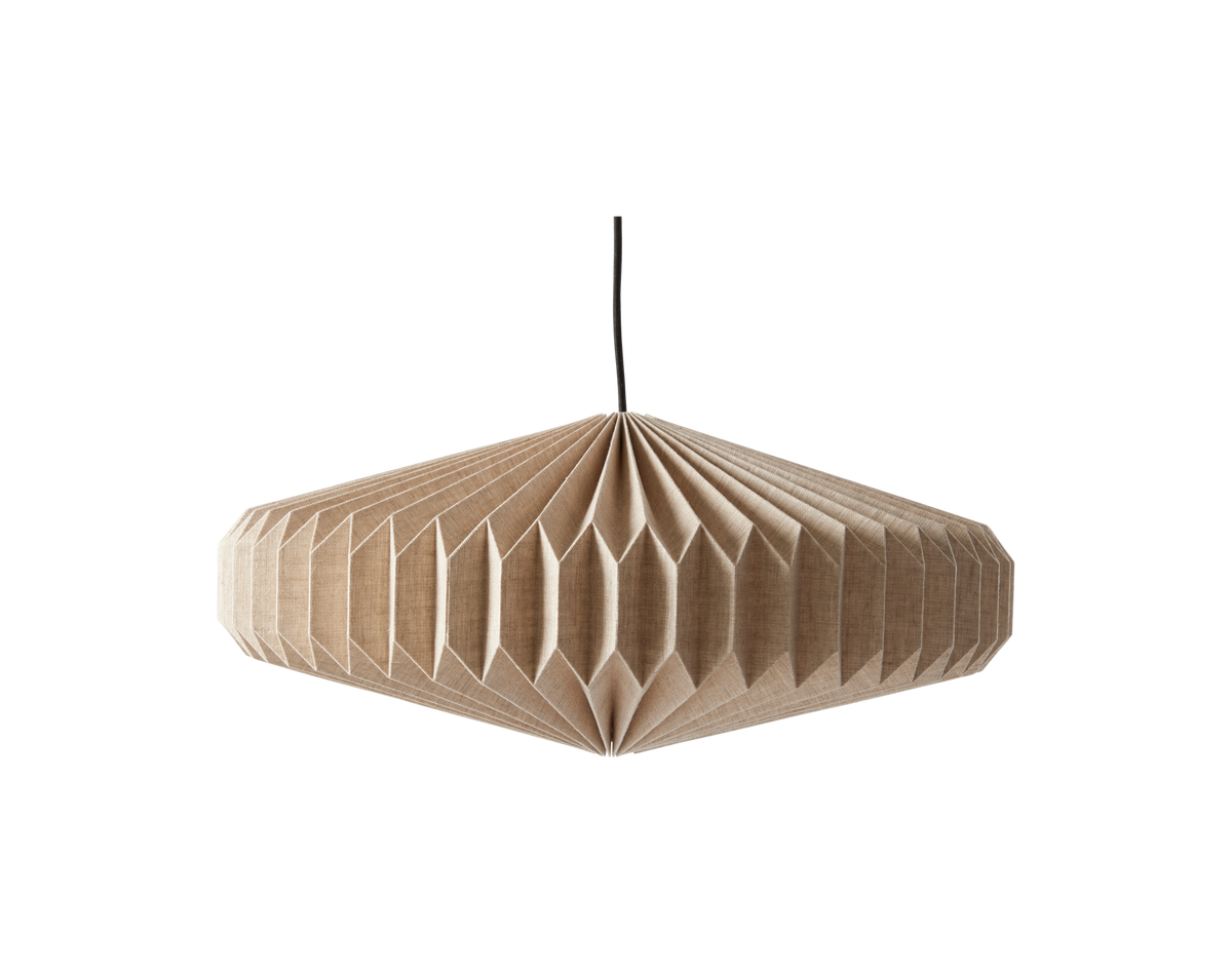 Beige veckad pendellampa med geometrisk vikning och svart sladd.