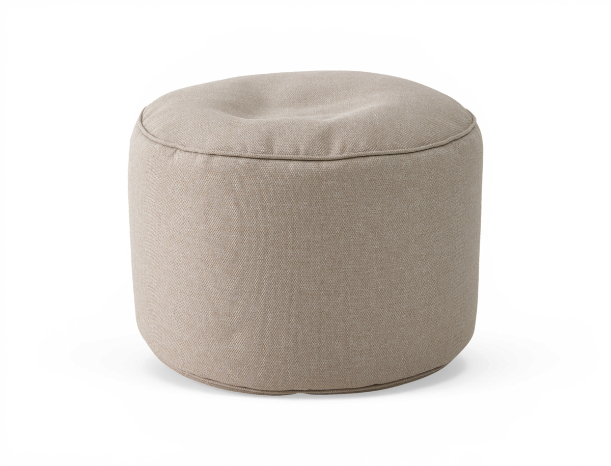 Beige rund sittpuff/ottoman i tyg, frilagd mot vit bakgrund.