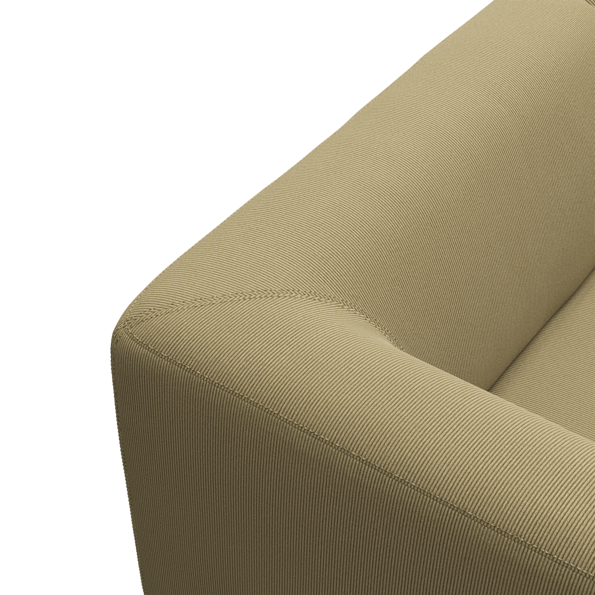 Närbild av beige soffhörn med fint randigt tyg.