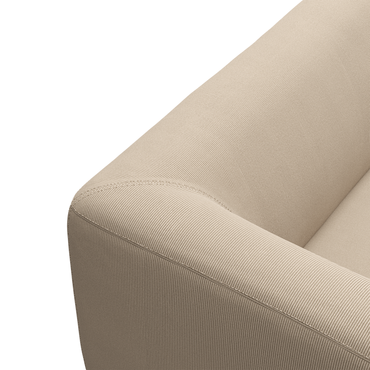 Närbild av beige soffa med ribbad tygklädsel på armstödet mot vit bakgrund.