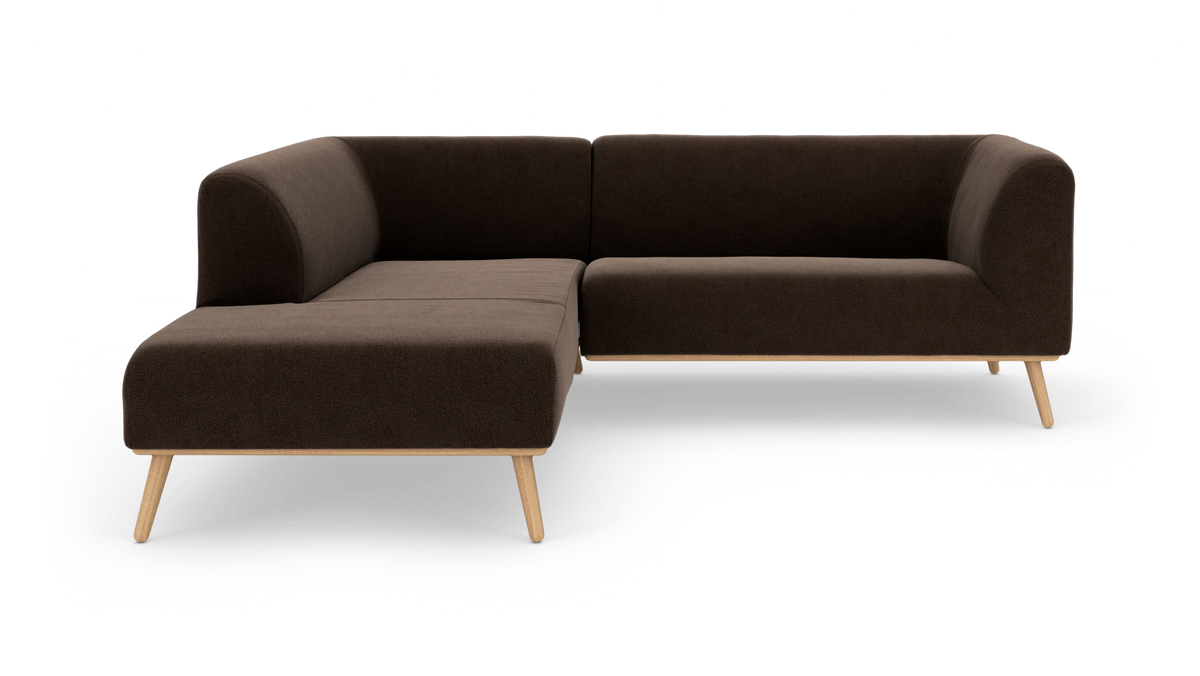 Brun L‑soffa med vänster schäslong och träben, modern design mot vit studiobakgrund.