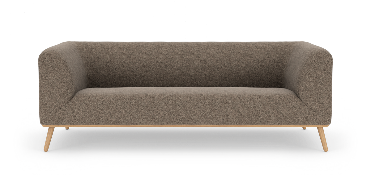 Brun‑beige 3‑sits soffa i bouclé med rundade armstöd och ljusa träben, frilagd mot vit bakgrund.