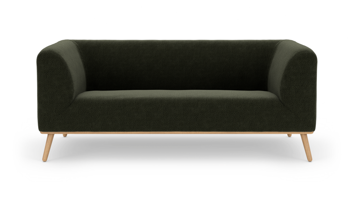 Mörkgrön, modern 3-sits soffa med rundade former och ljusa träben, frilagd på vit bakgrund.