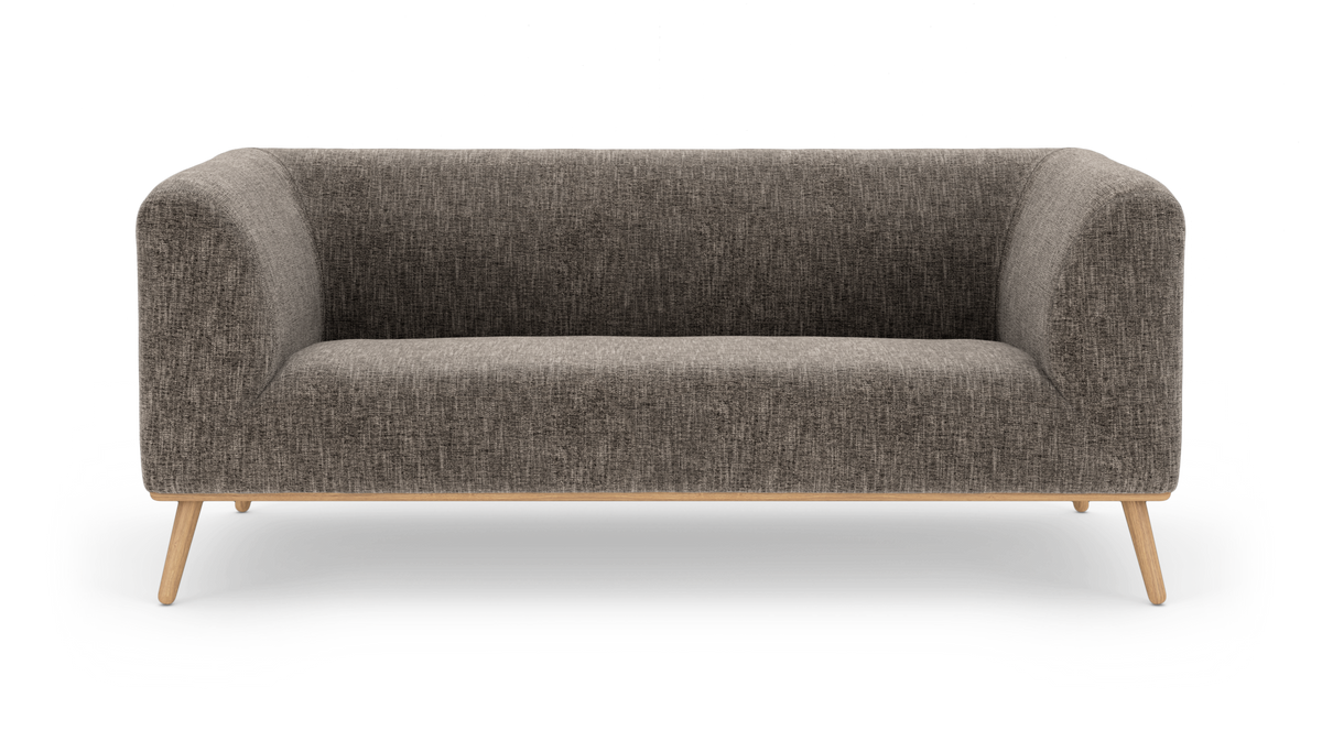 Gråbrun soffa med rundade former och träben, frilagd produktbild.