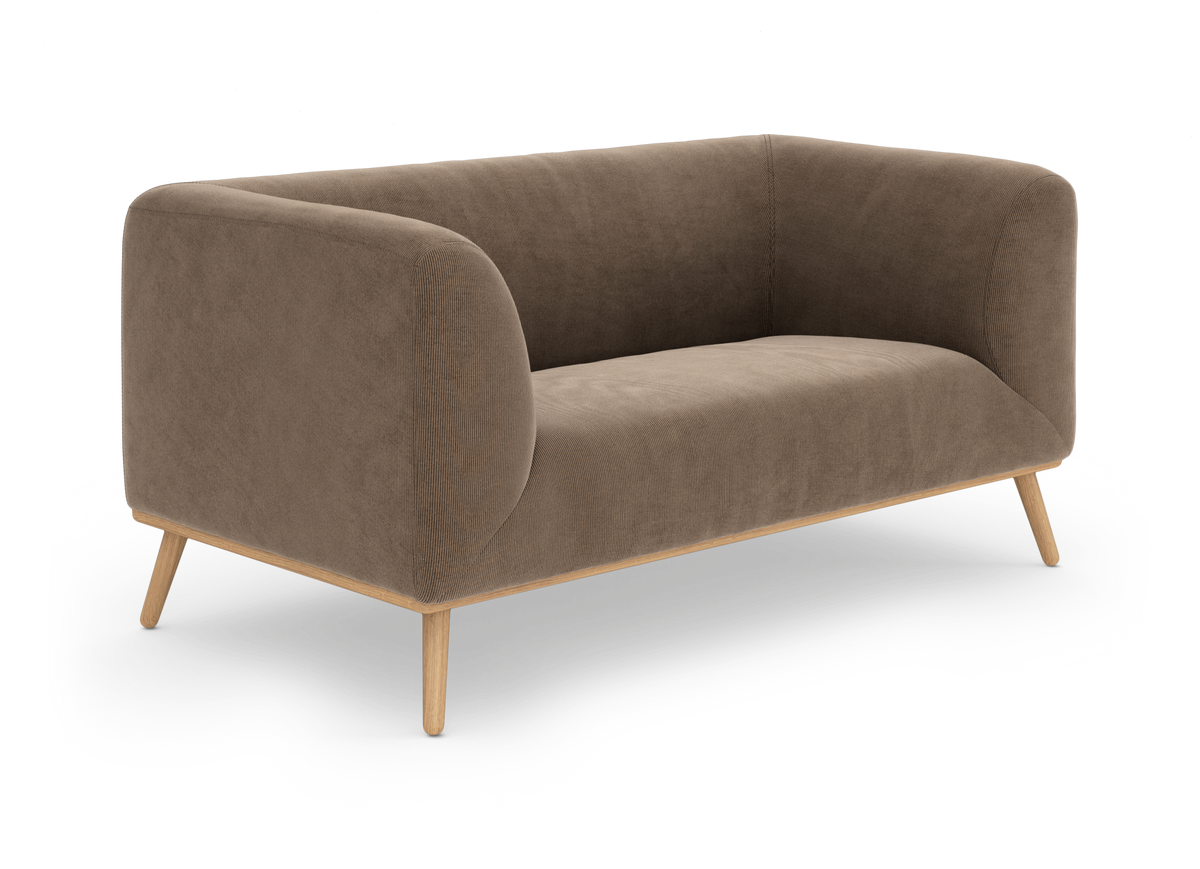 Brun 2-sits soffa i manchester med rundade armstöd och ljusa träben, frilagd.