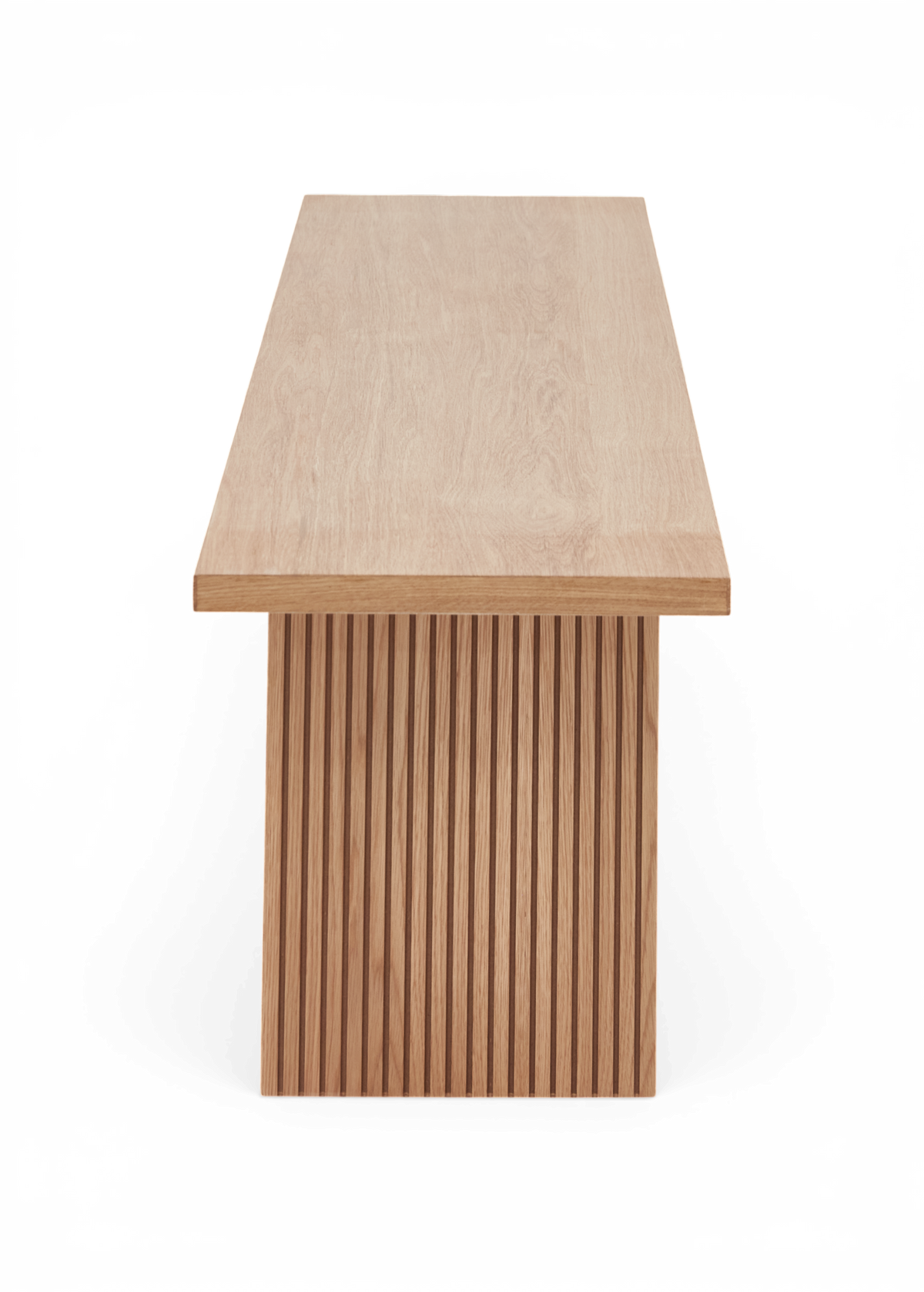 Framsida av rektangulärt matbord i ek med räfflad sockel, frilagt mot vit bakgrund.