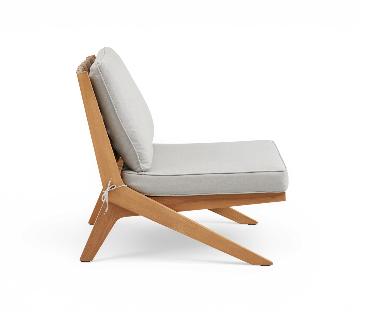 Sidovy av modern loungestol i ljust trä med ljusgrå dynor.