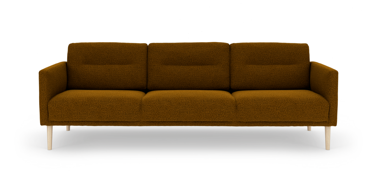 3-sits soffa i senapsgul bouclé med ljusa träben, sedd framifrån.