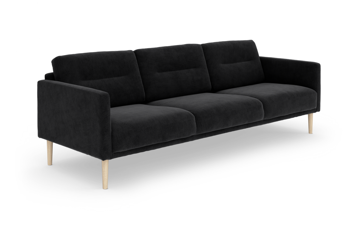 Svart tresits soffa i modern, minimalistisk stil med ljusa träben, frilagd på vit bakgrund.
