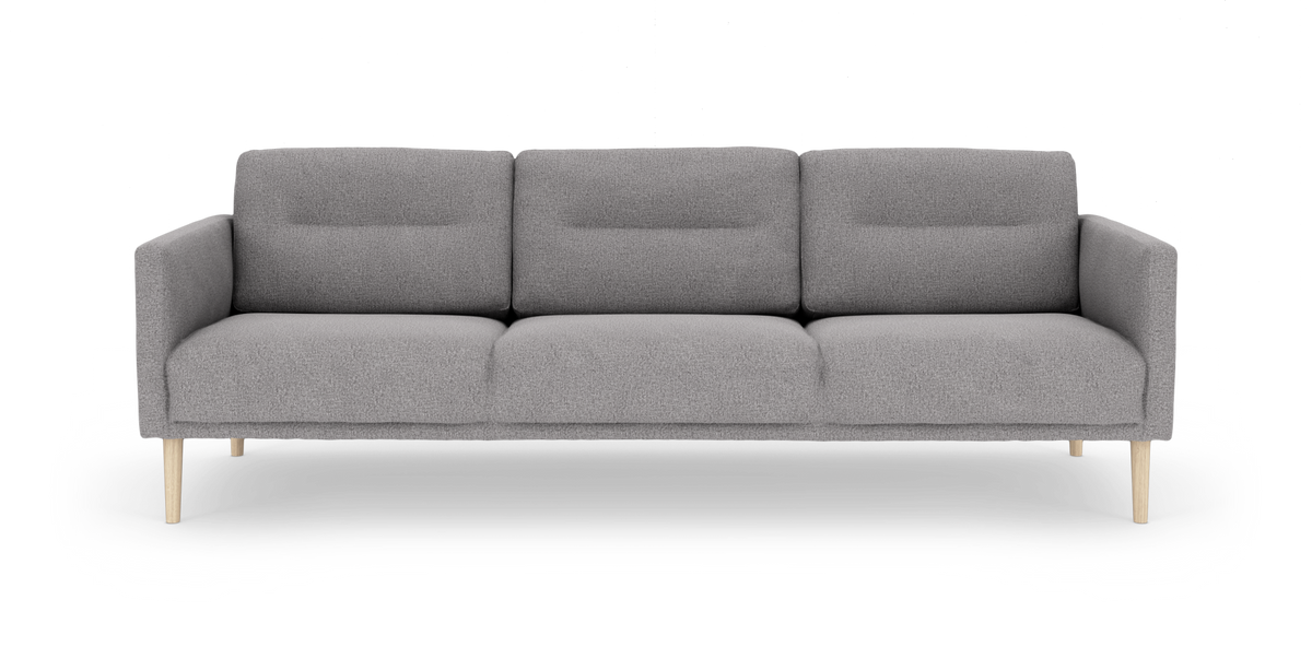 Grå 3‑sits soffa med tre rygg- och sittkuddar samt ljusa träben, sedd rakt framifrån.